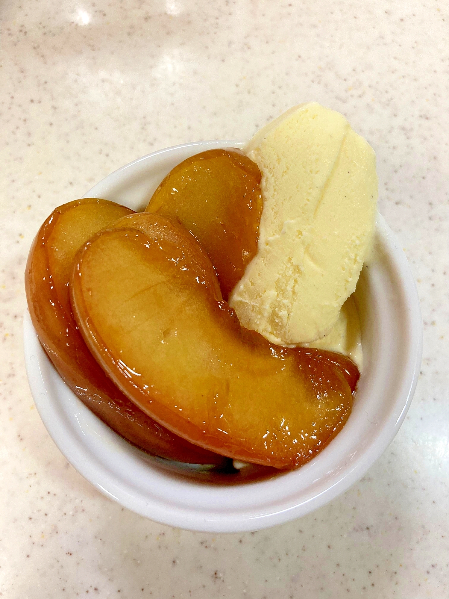 【りんご】のキャラメリゼ  アイスクリームを添えて