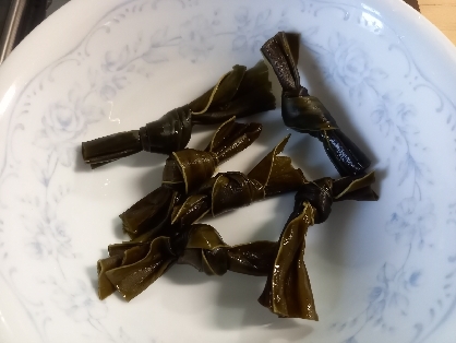 こうすれば、ほどけない結び昆布を作ることが出来たのですね。いつも煮物に入れるとほどけてしまう昆布にイラッとしてました。ありがとうございました。