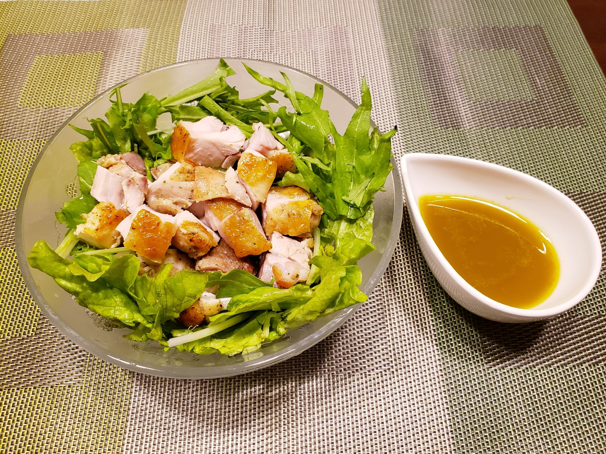 チキン レモンマリネ焼きを使って ボリュームサラダ