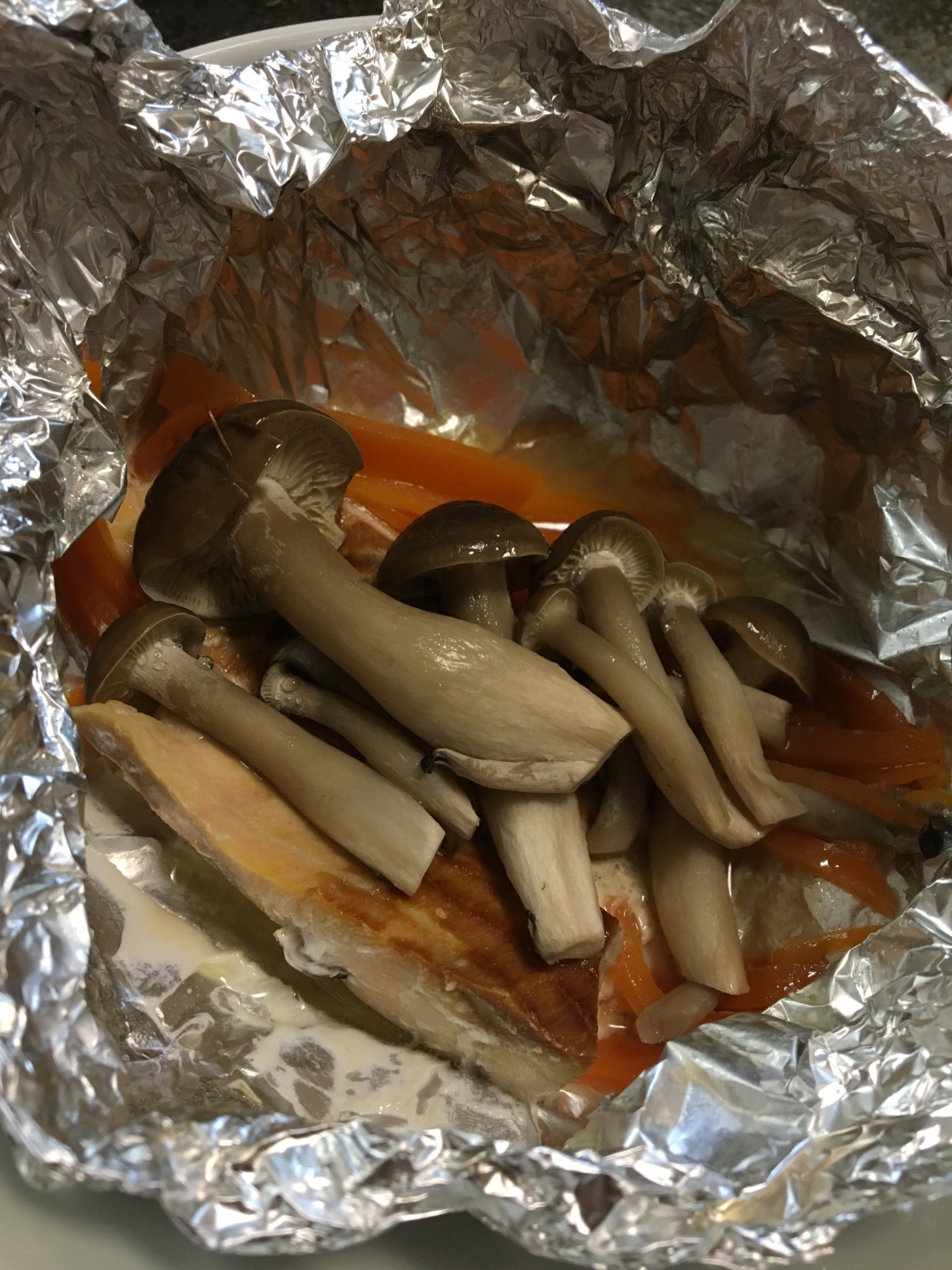 冷蔵庫の余り物で♪鮭のホイル焼き☆シメジ&キノコ