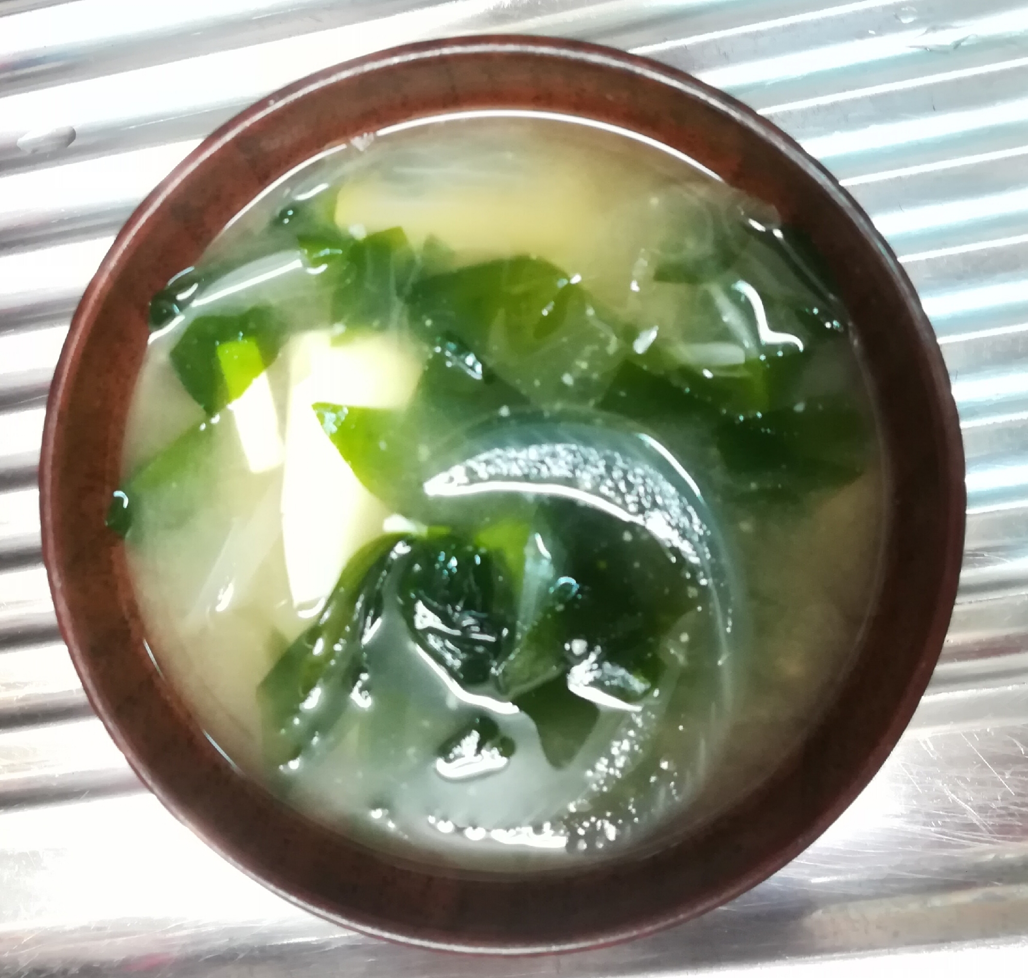 器に盛られたわかめと玉ねぎのみそ汁