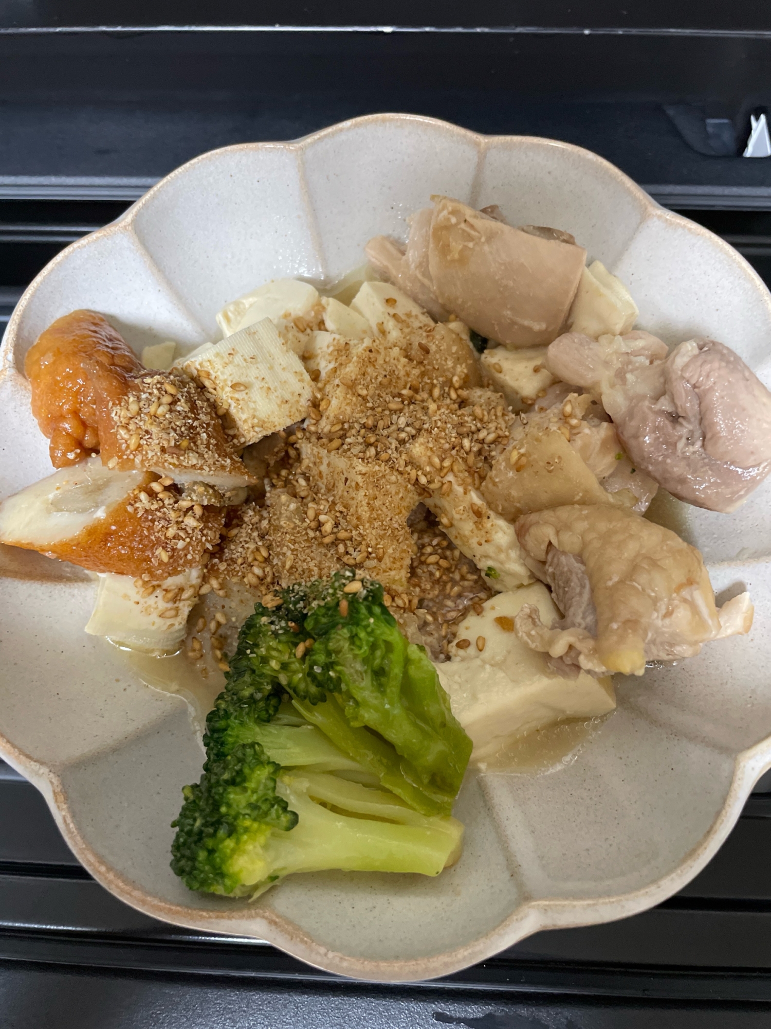 鶏もも豆腐ごぼう天ブロッコリーの醤油麹.味噌煮込み