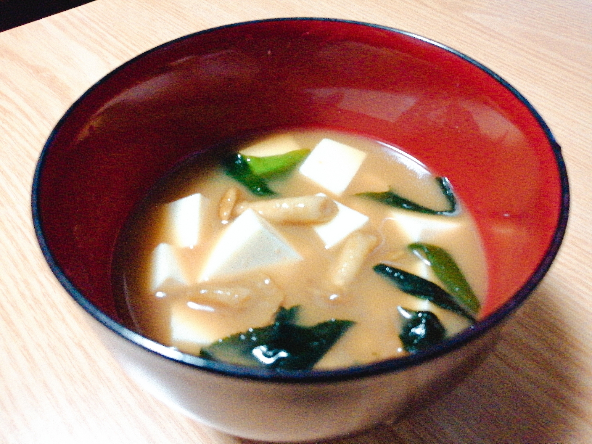 豆腐となめことわかめの味噌汁