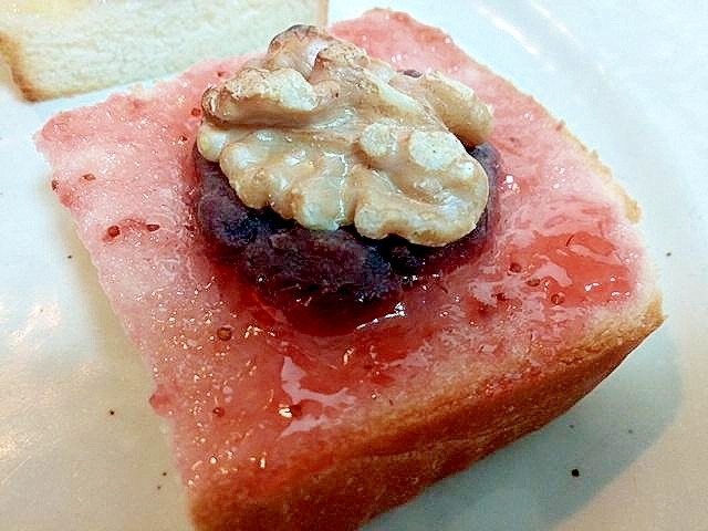 苺ジャムと粒あんと胡桃のトースト