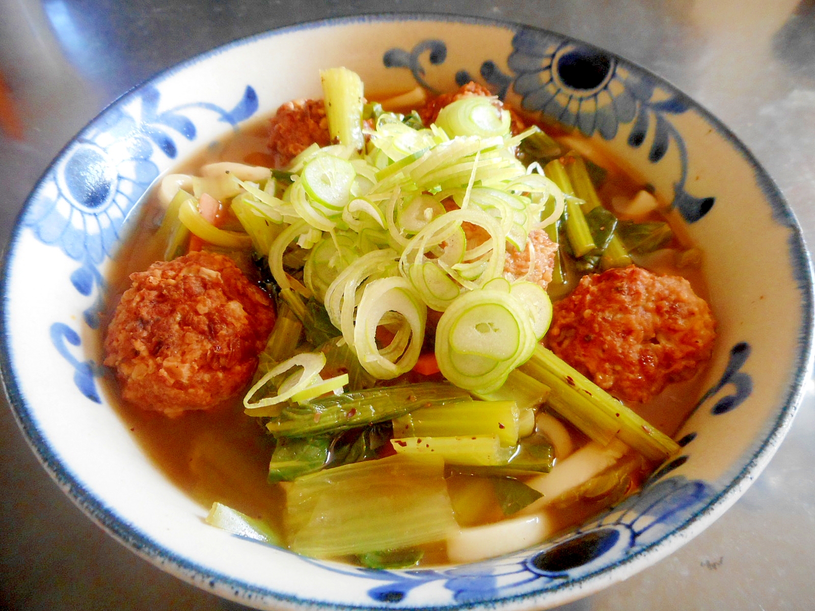 揚げ肉団子と小松菜の煮込みうどん