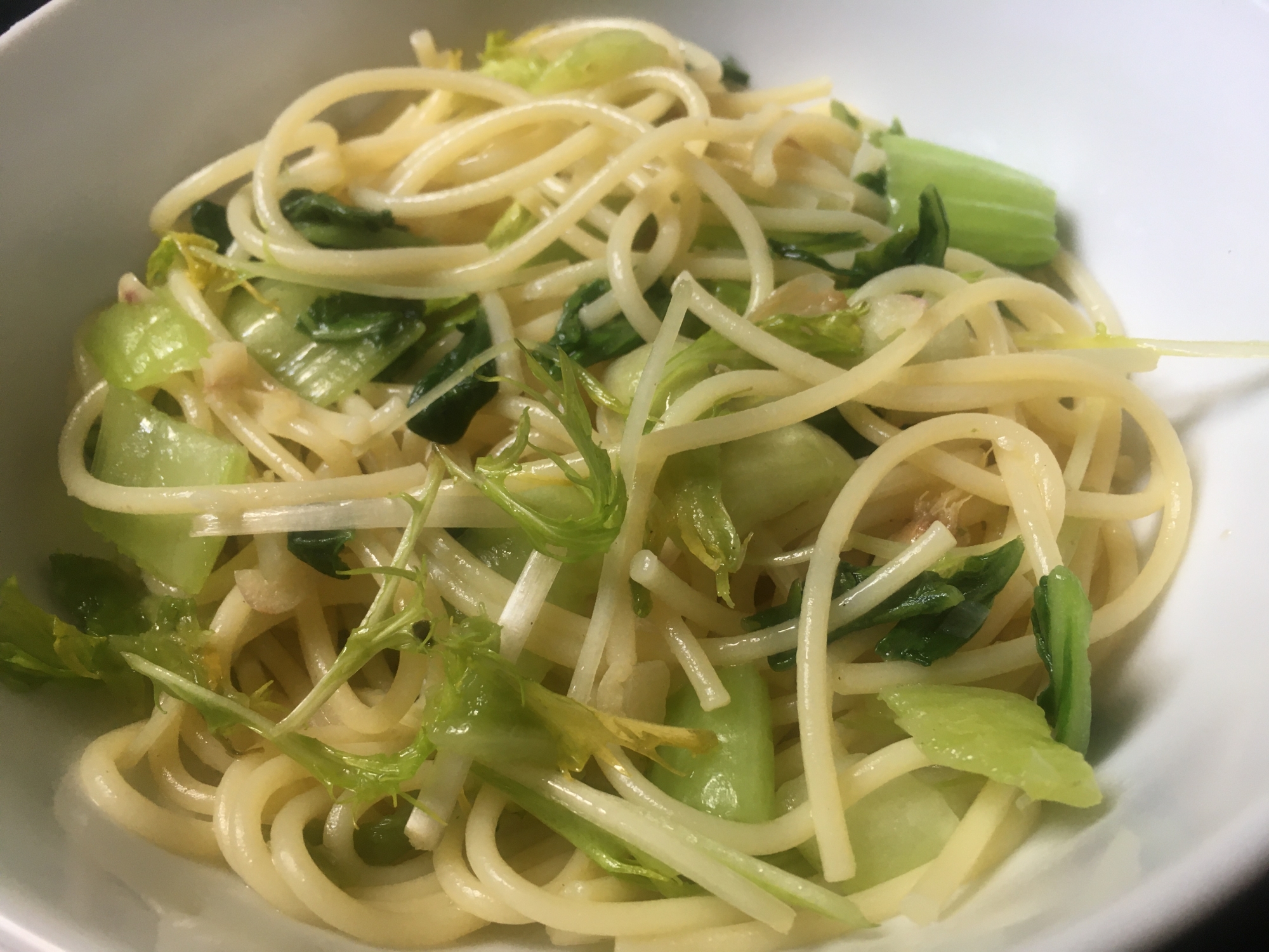 チンゲン菜と水菜で、ごま油のペペロンチーノ