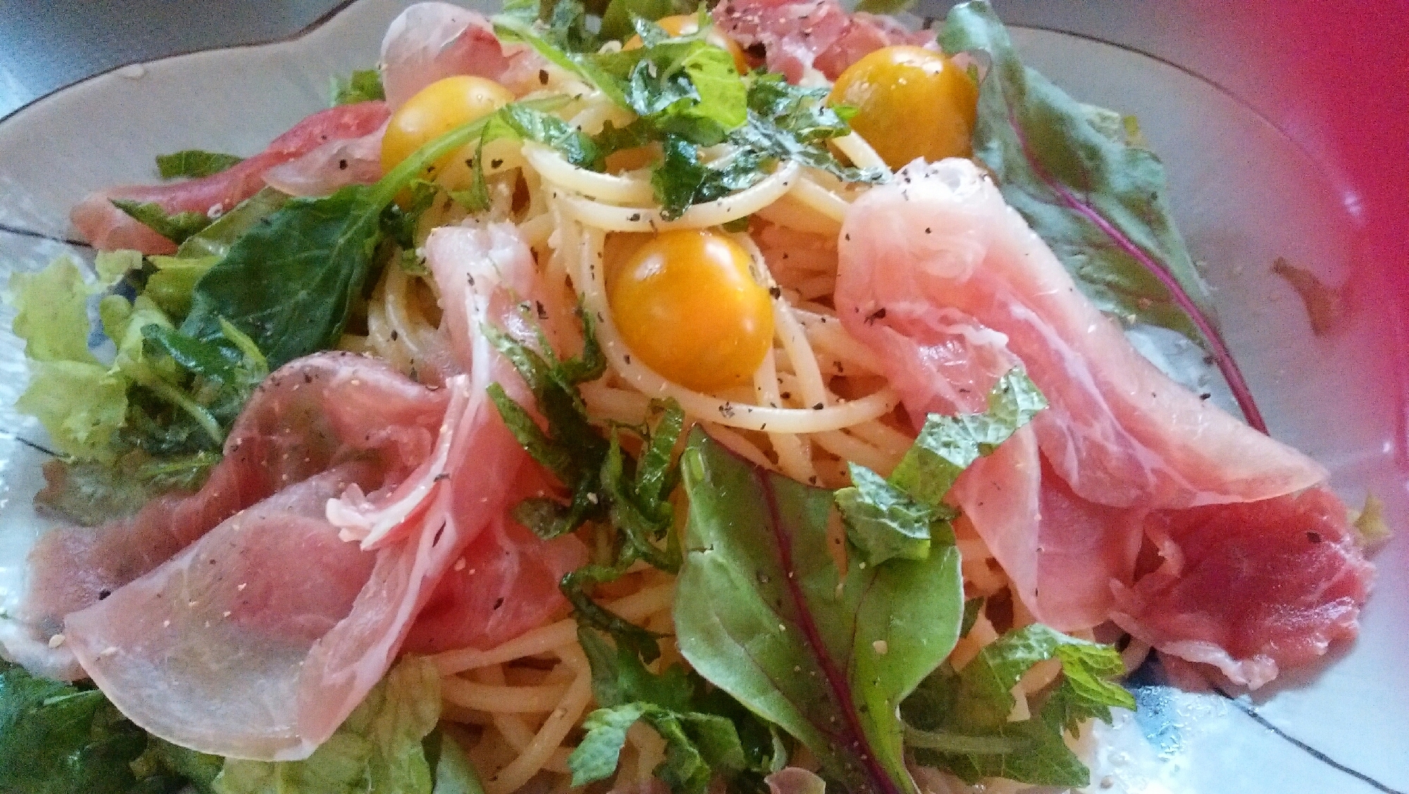 生野菜と生ハムのパスタ