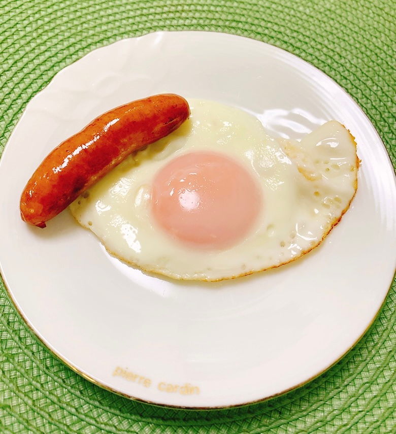 定番♪目玉焼きとソーセージ✧˖°（ゴマ油）