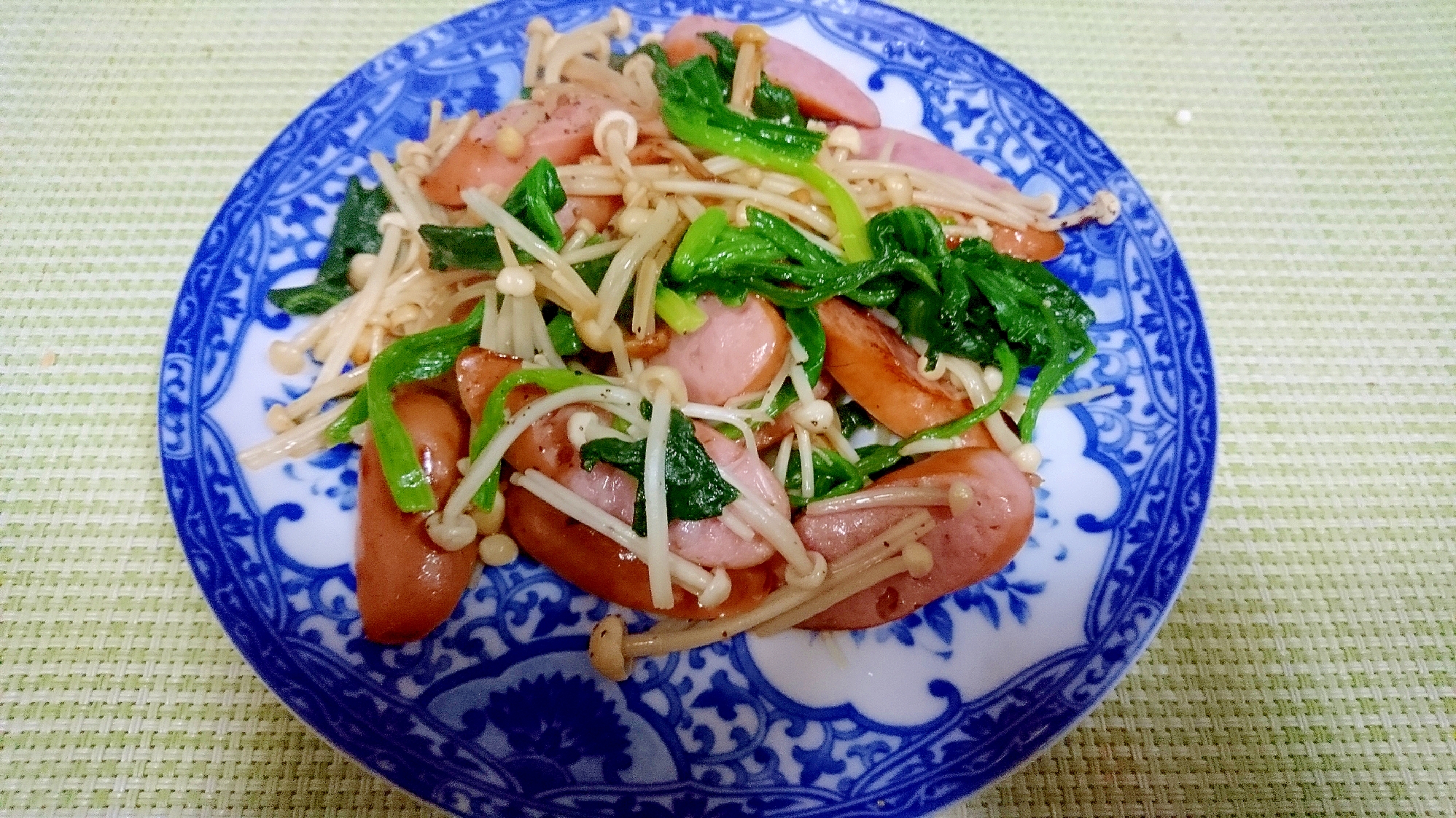 ほうれん草とえのき茸とウインナーのバター醤油炒め