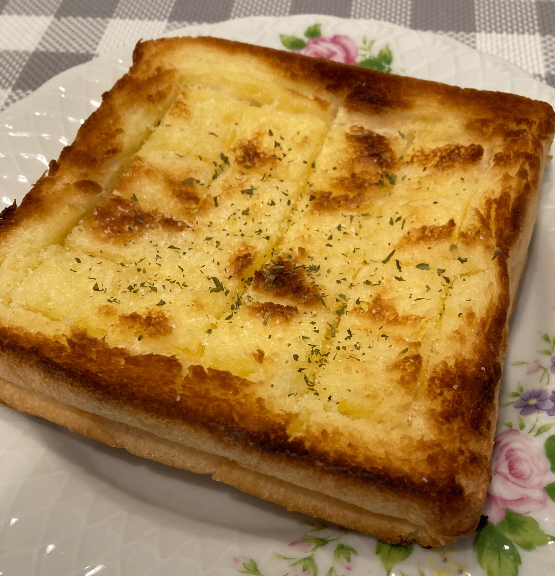 バターがジュワ〜☆塩パン風トースト♪