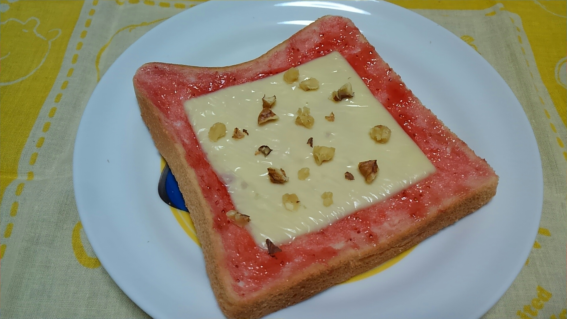 苺ジャムとチーズとクルミのトースト☆