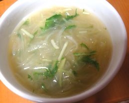 水菜もにんにくもコンソメスープに合いますね…。
にんにくの味と香りで、いつものコンソメスープが
一気に美味しくなりました。