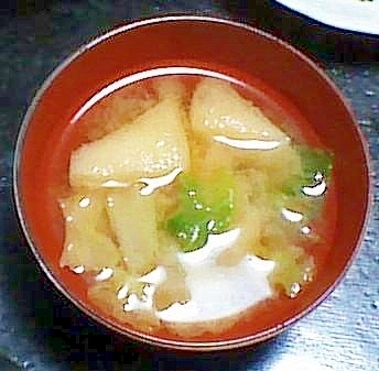 キャベツと白菜と油揚げの味噌汁