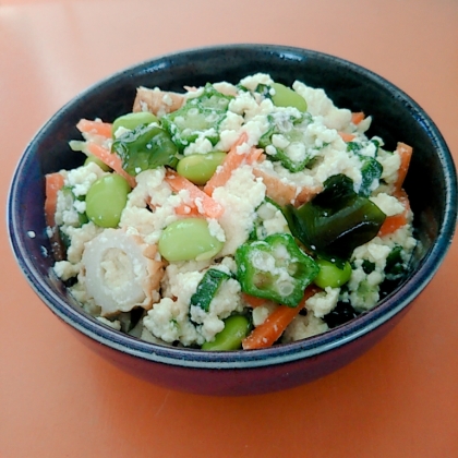 栄養満点！ 豆腐と海藻の野菜サラダ