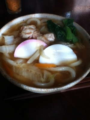 鳥モモと紅白かまぼこの煮込みうどん