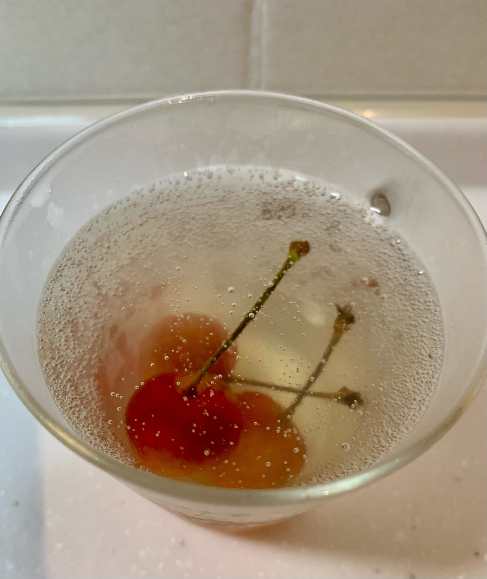 さくらんぼのカシャーサ漬けシロップのカクテル