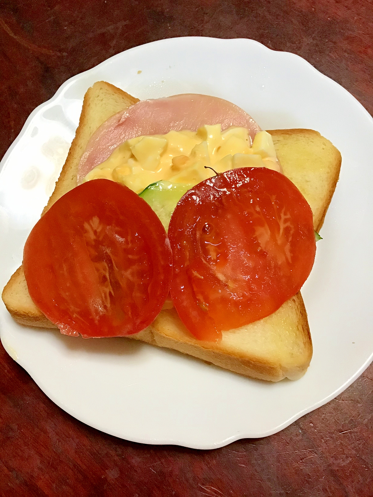 でっかいトマトとハムの玉子サンド。