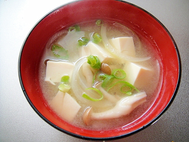 豆腐としめじ玉ねぎの味噌汁