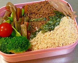 卵抜き、そぼろとタラコの三色弁当