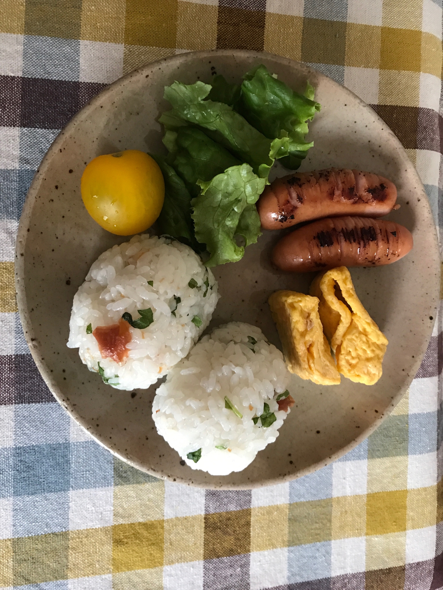 青じそおむすびとウインナーの朝ごはん