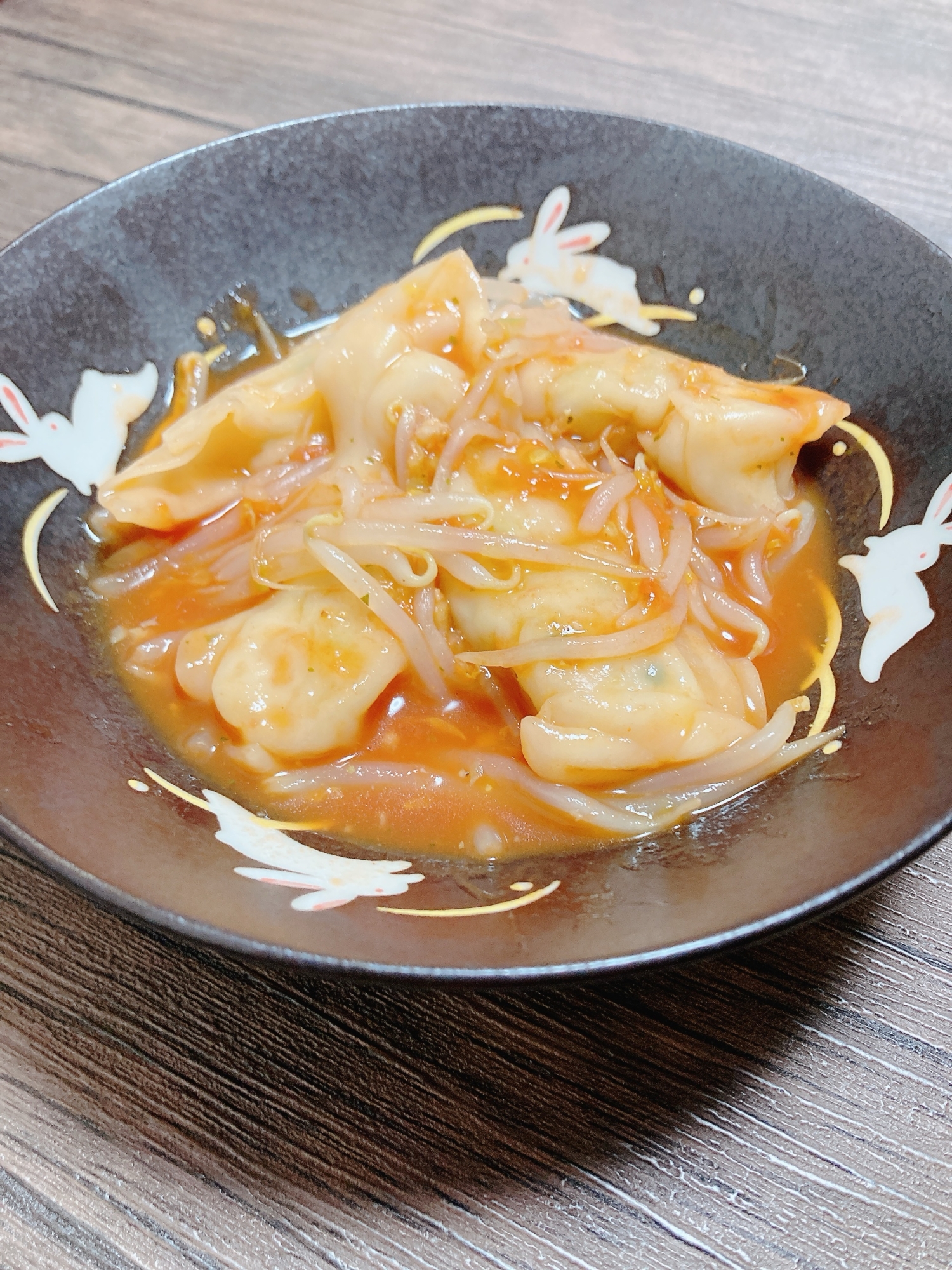 冷凍餃子ともやしのトマトコンソメ煮