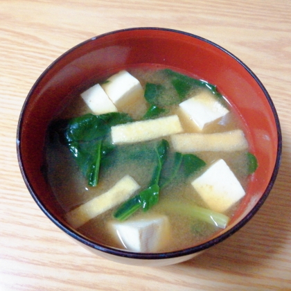 豆腐とほうれん草油揚げの味噌汁