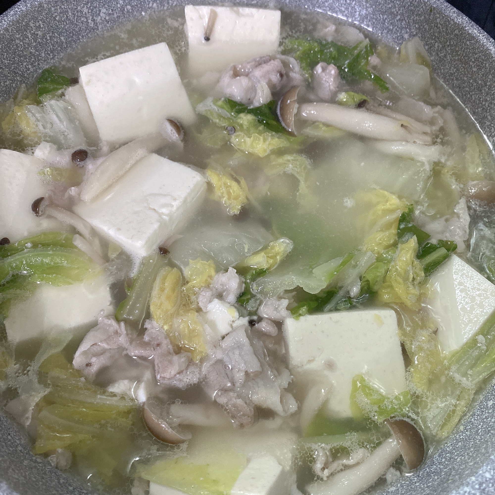 鶏皮で出汁を取った、白菜と豆腐のスープ