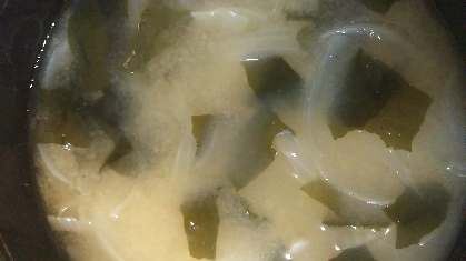 玉ねぎとワカメの味噌汁