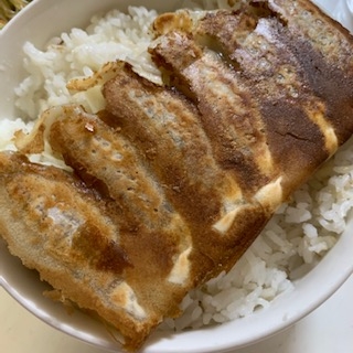 餃子丼にしました。
パリパリの羽根が美味しいですね♥
ご馳走様でした(❀ᴗ͈ˬᴗ͈)⁾⁾ᵖᵉᵏᵒ