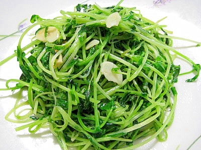 簡単でうまい！空芯菜と豆苗のガーリックソテー