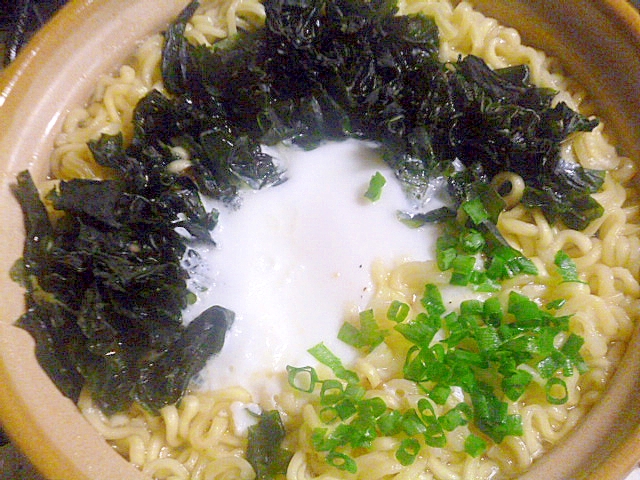 土鍋で簡単♪たっぷりワカメのインスタントラーメン