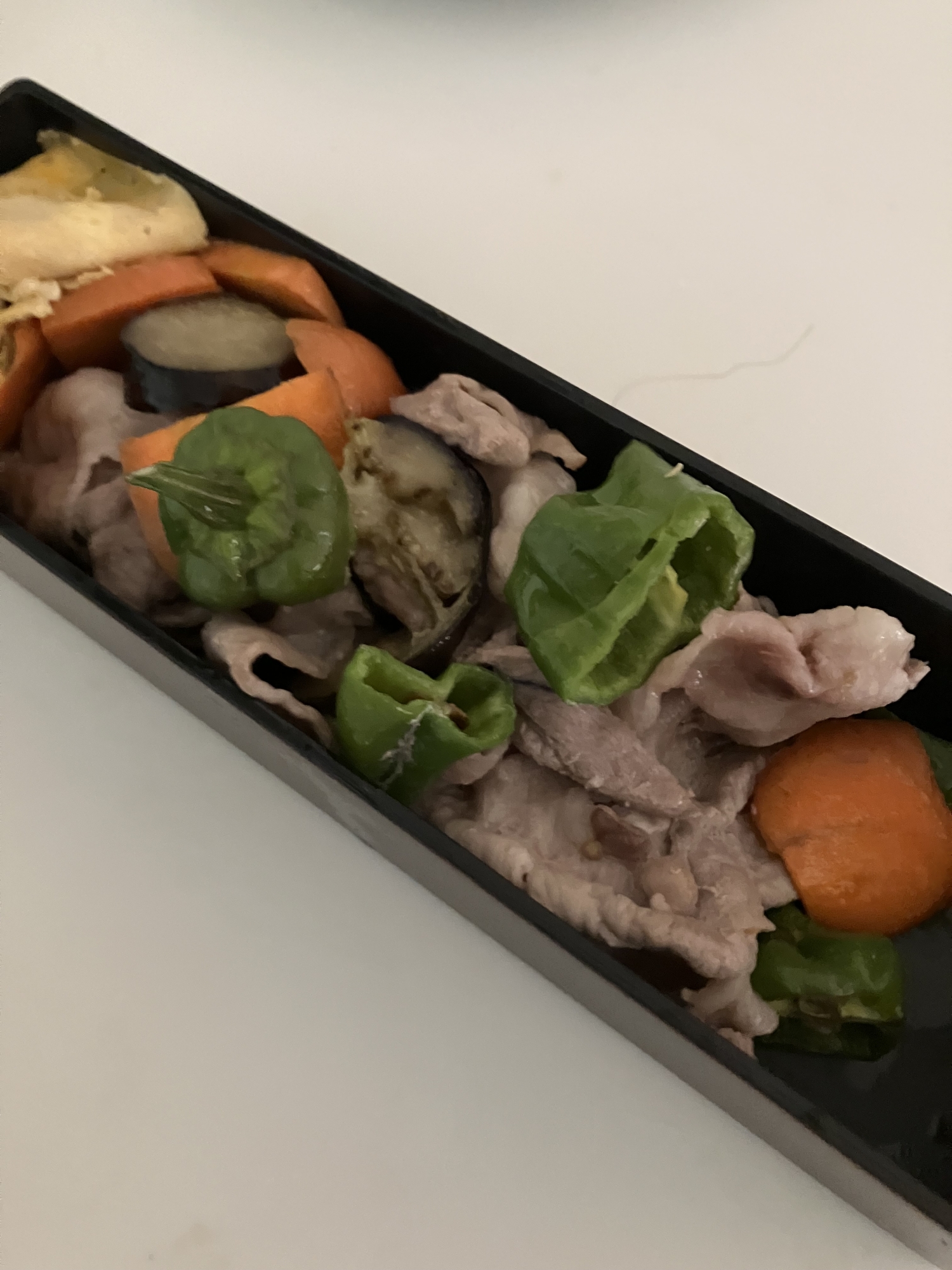 お弁当に夏やさいのピーマンとなすの豚肉炒め