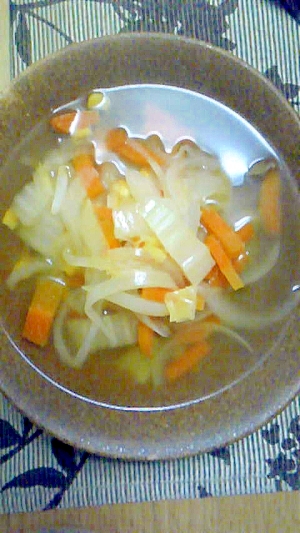 白菜とコーンとにんじんとたまねぎのコンソメスープ