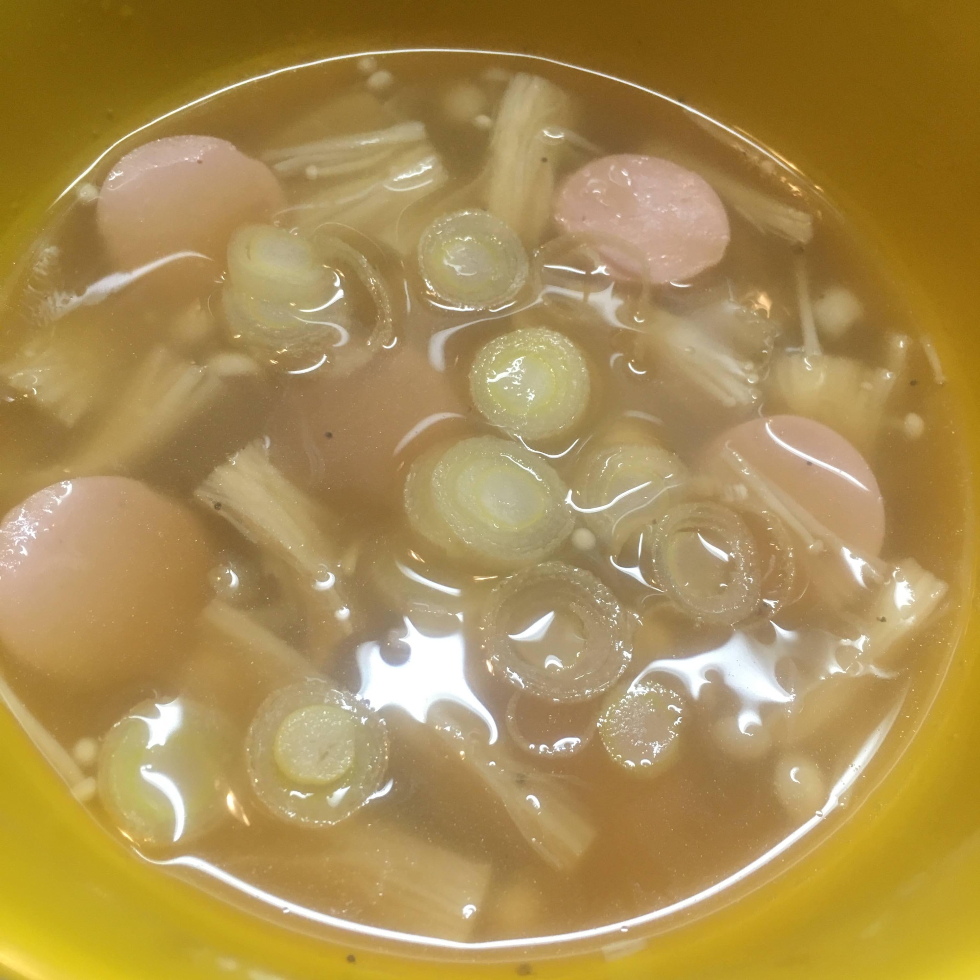 魚肉ソーセージ、えのき、ねぎの味噌汁