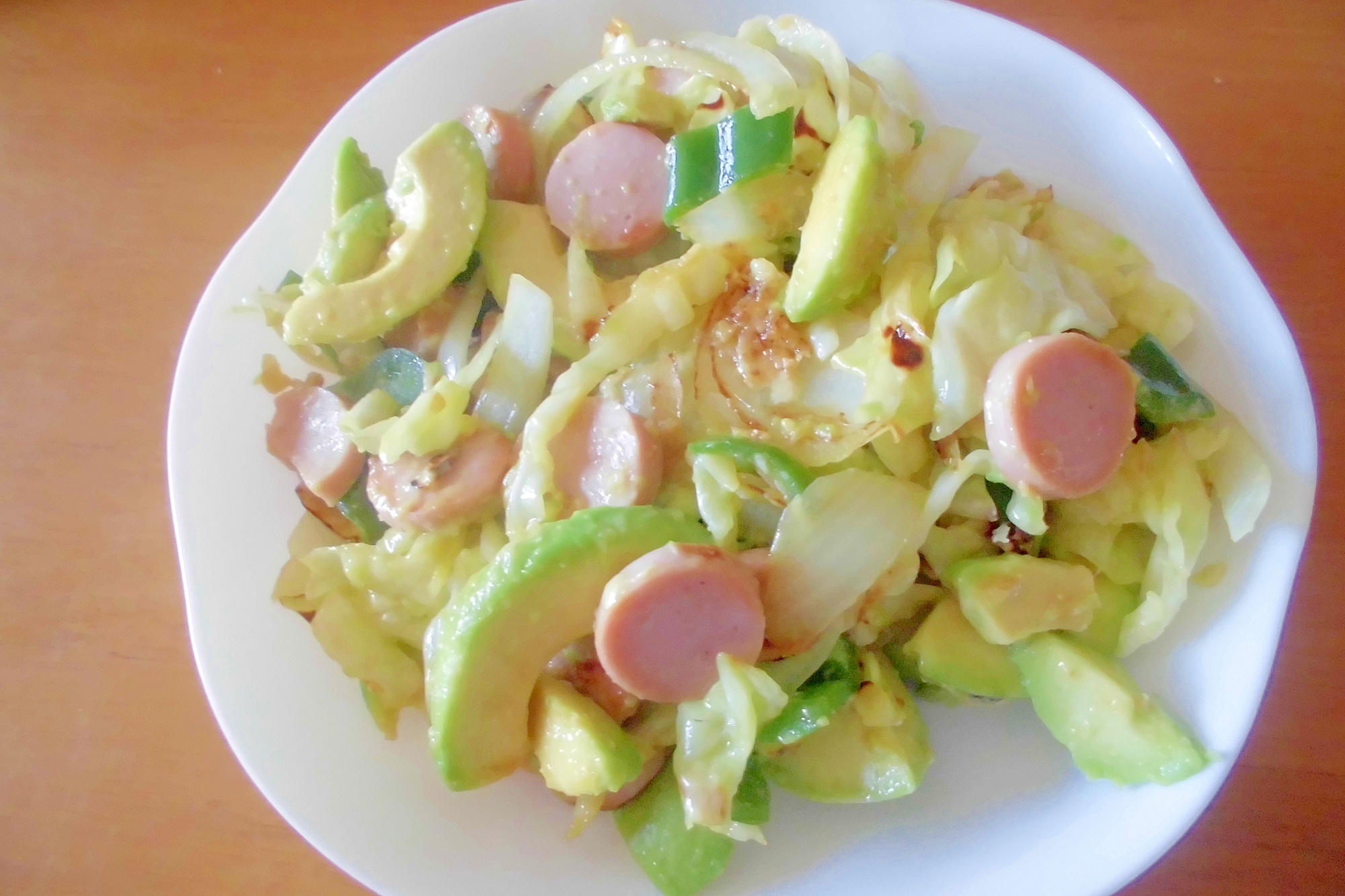 魚肉ソーセージとアボカドと野菜のコンソメチーズ炒め