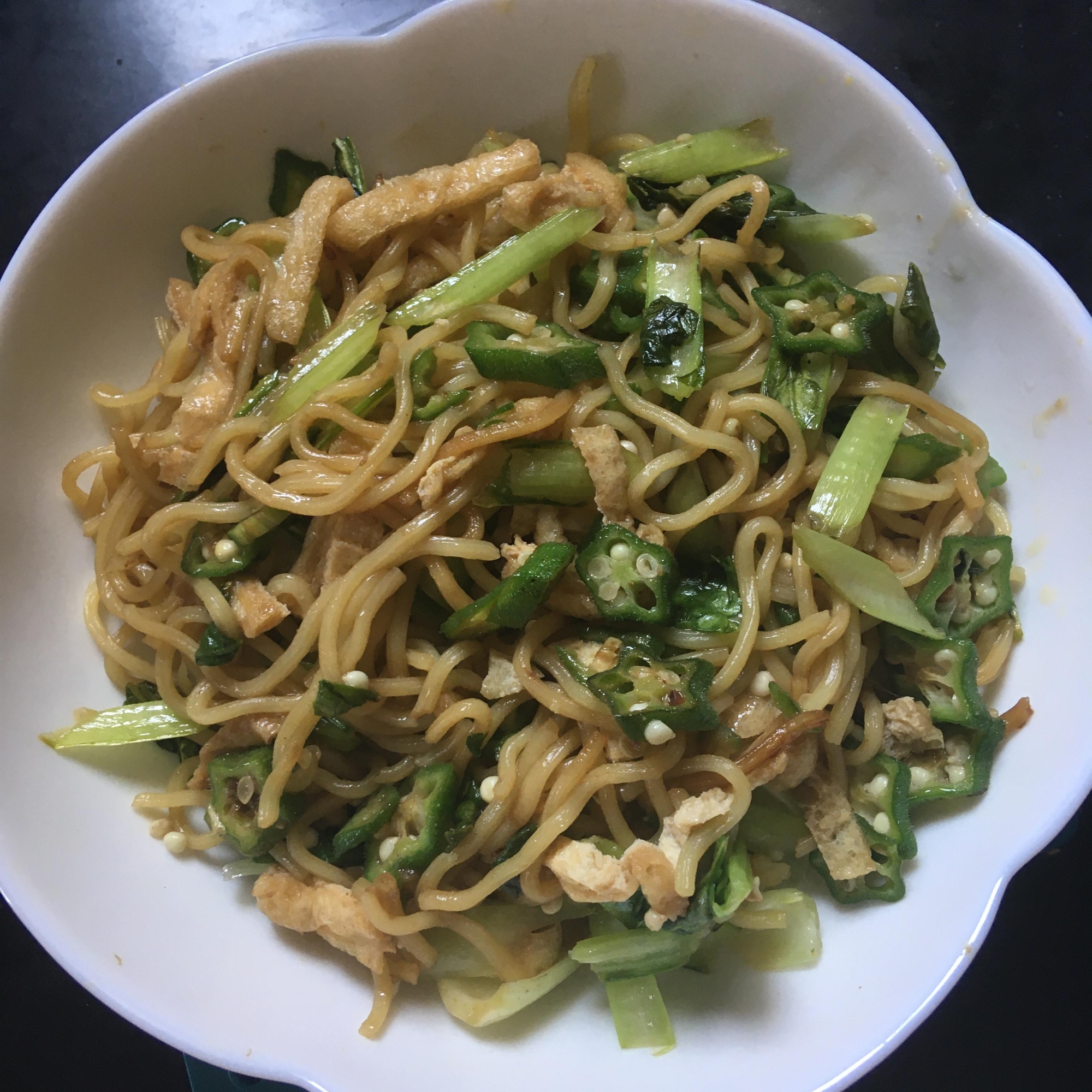 オクラ、油揚げ、小松菜の焼きそば