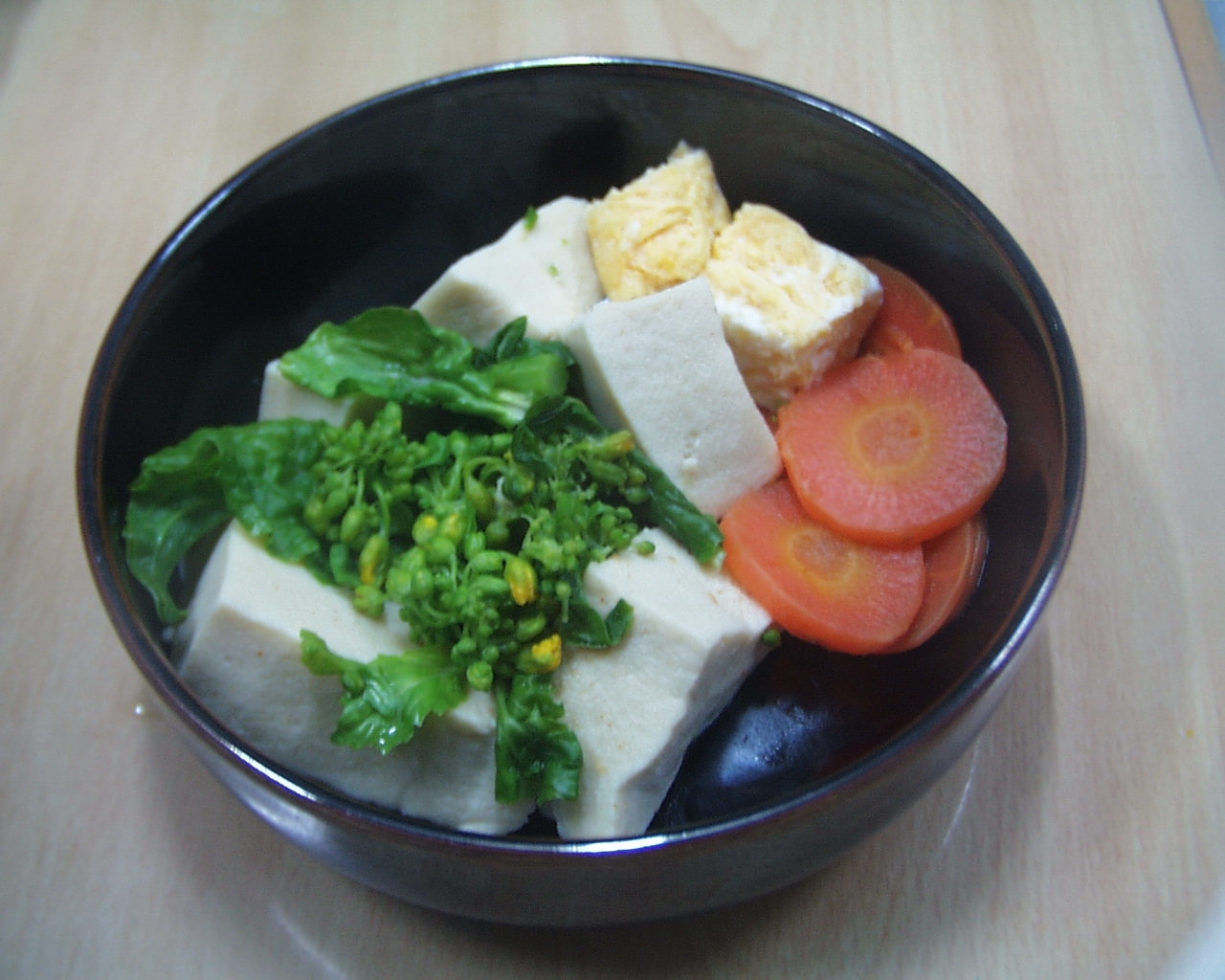 菜の花、高野豆腐、にんじん、たまごの煮物