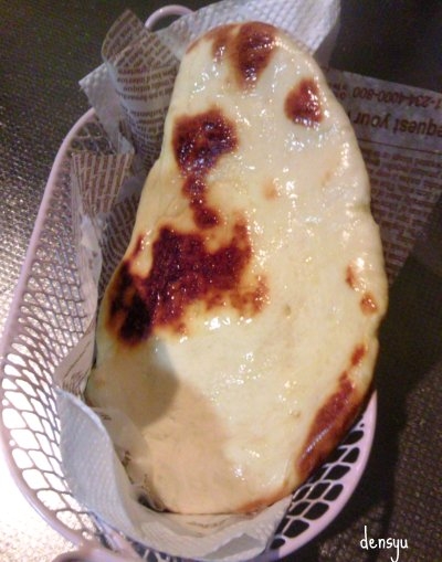 ピンクのかごに入った飲むヨーグルトのナン