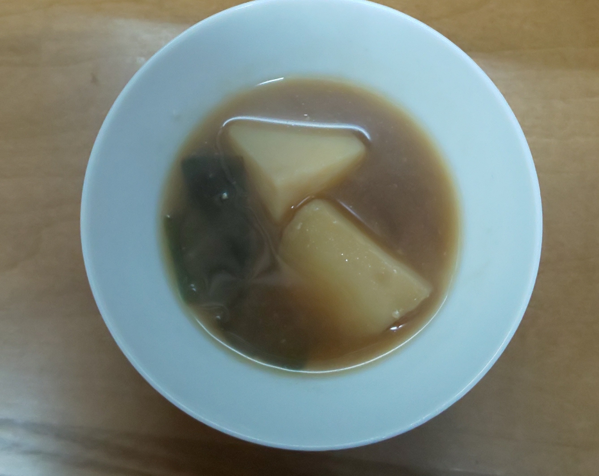 じゃがいもとわかめ味噌汁