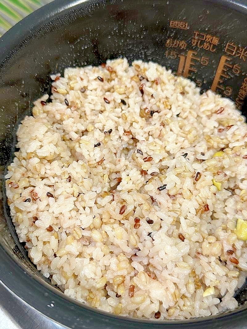 歯応えしっかり雑穀ご飯は三割で！…で海苔佃煮オニ！