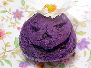 ハロウィンの和菓子　紫芋で怖い顔