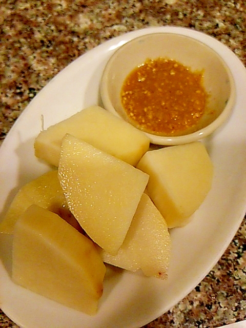 白い楕円型の皿に盛り付けたたけのこ芋のごま酢みそ添え