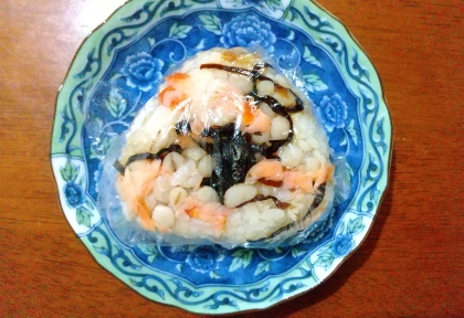 鮭フレーク➕梅干し➕昆布佃煮のおにぎり