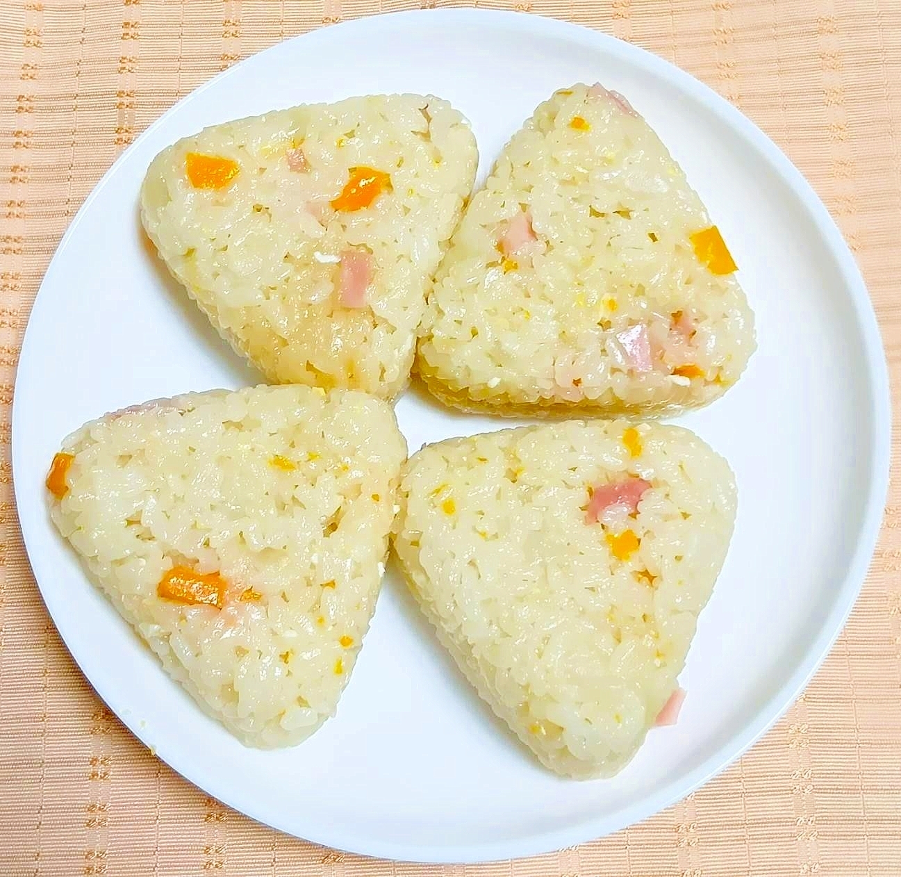 炊飯器におまかせ☆ハム玉人参のヘルシーチャーハン風