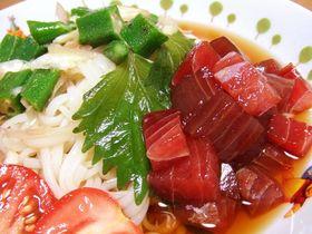 夏野菜とヅケの冷やしうどん