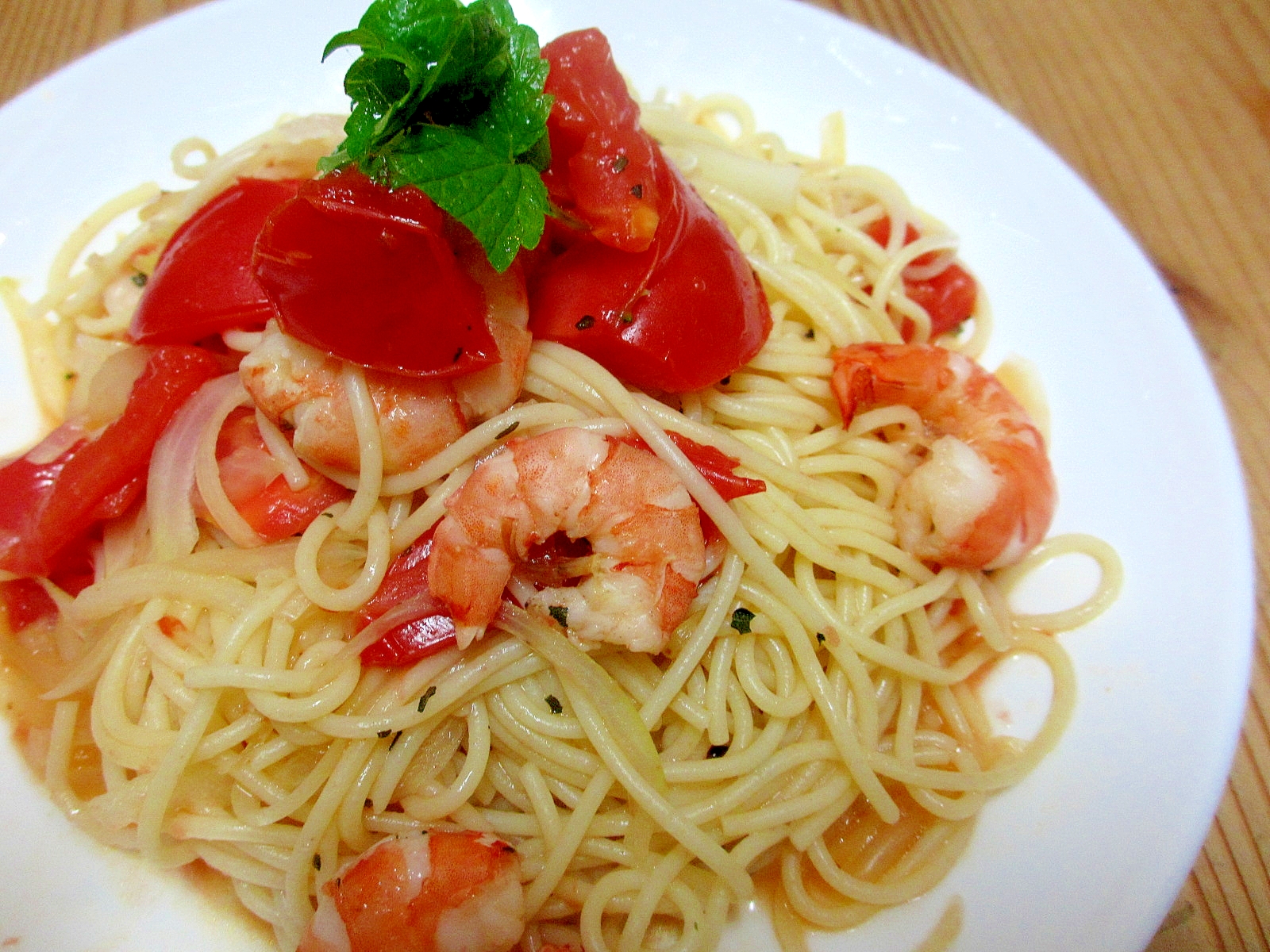 皿に盛られた、エビとトマトのパスタ