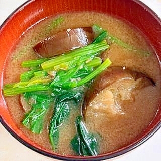 炒め茄子とほうれん草の味噌汁
