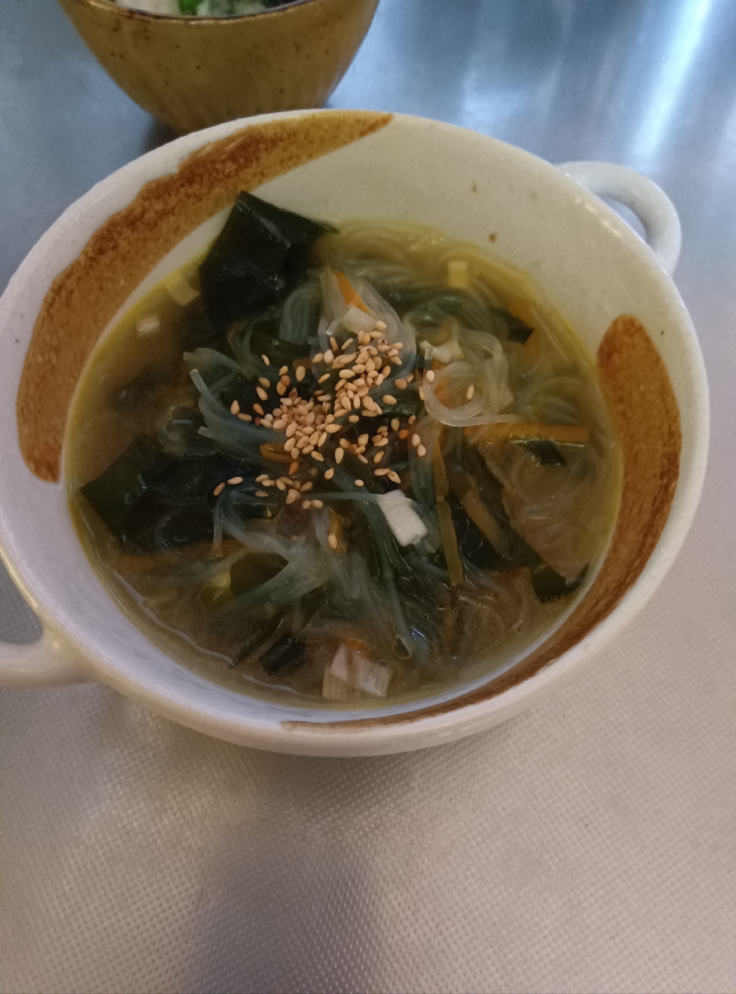 ニンジンとワカメの春雨スープ