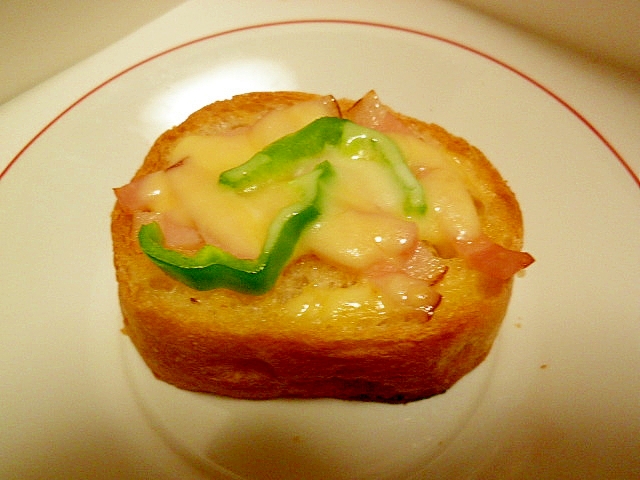 フランスパンのハムチーズ焼き