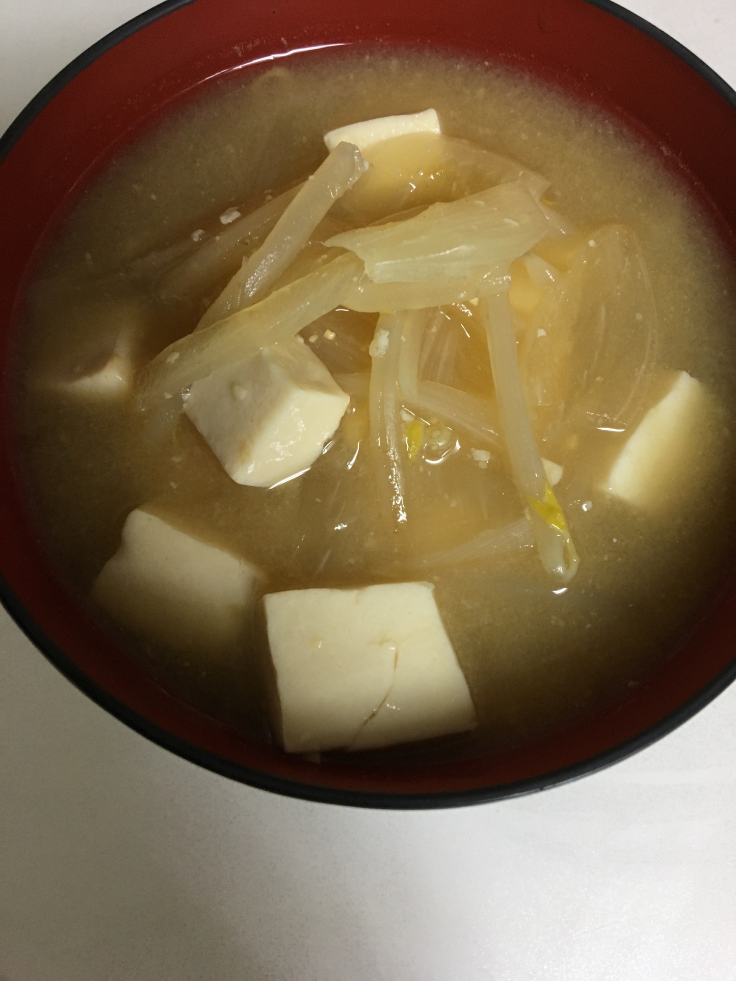 豆腐ともやしと玉葱のお味噌汁(^ ^)
